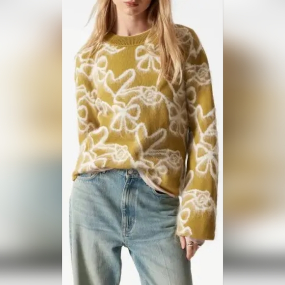 Cyrus Sweaters - NWT.This is a gold and white floral pullover sweater by the brand Cyrus. 